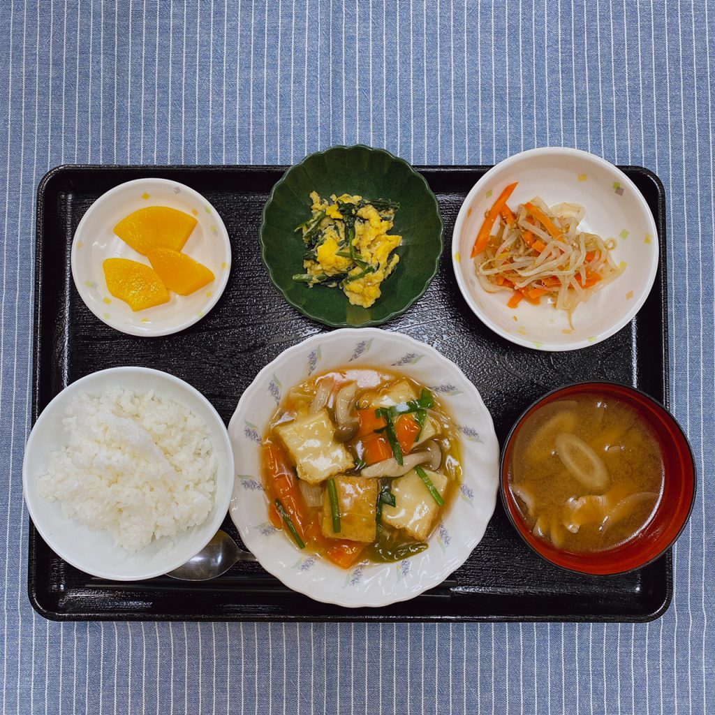 きょうのお昼ごはんは、厚揚げのあんかけ煮・卵炒め・ナムル・豚汁・くだものでした。