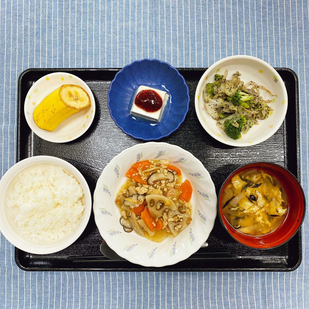 きょうのお昼ごはんは、根菜のそぼろ煮・ごま和え・梅香味奴・みそ汁・くだものでした。