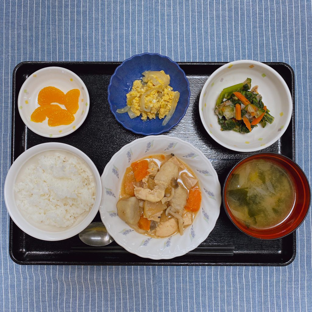 きょうのお昼ごはんは、鶏肉と里芋のみそ煮込み・梅おかか和え・卵とじ・くだものでした。