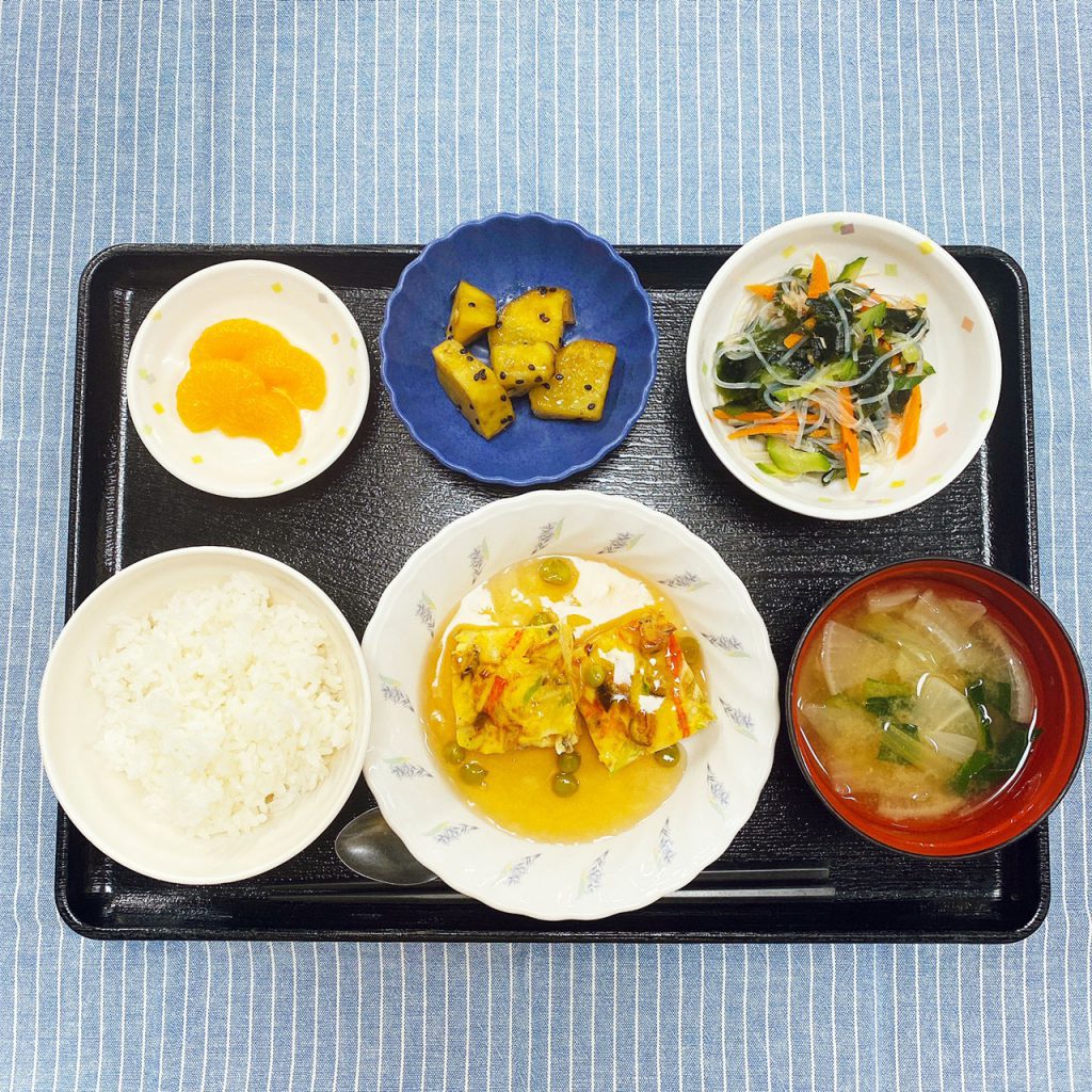 きのうのお昼ごはんは、かに玉風卵焼き・春雨サラダ・大学芋煮・みそ汁・くだものでした。