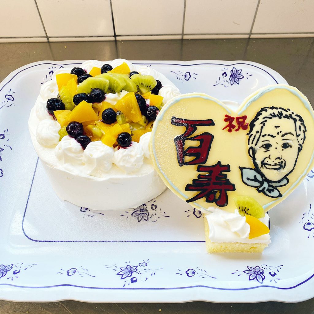 きょうのおやつは 100歳をお祝いしましょうケーキです にぎやかに100歳の方のお祝いをしました