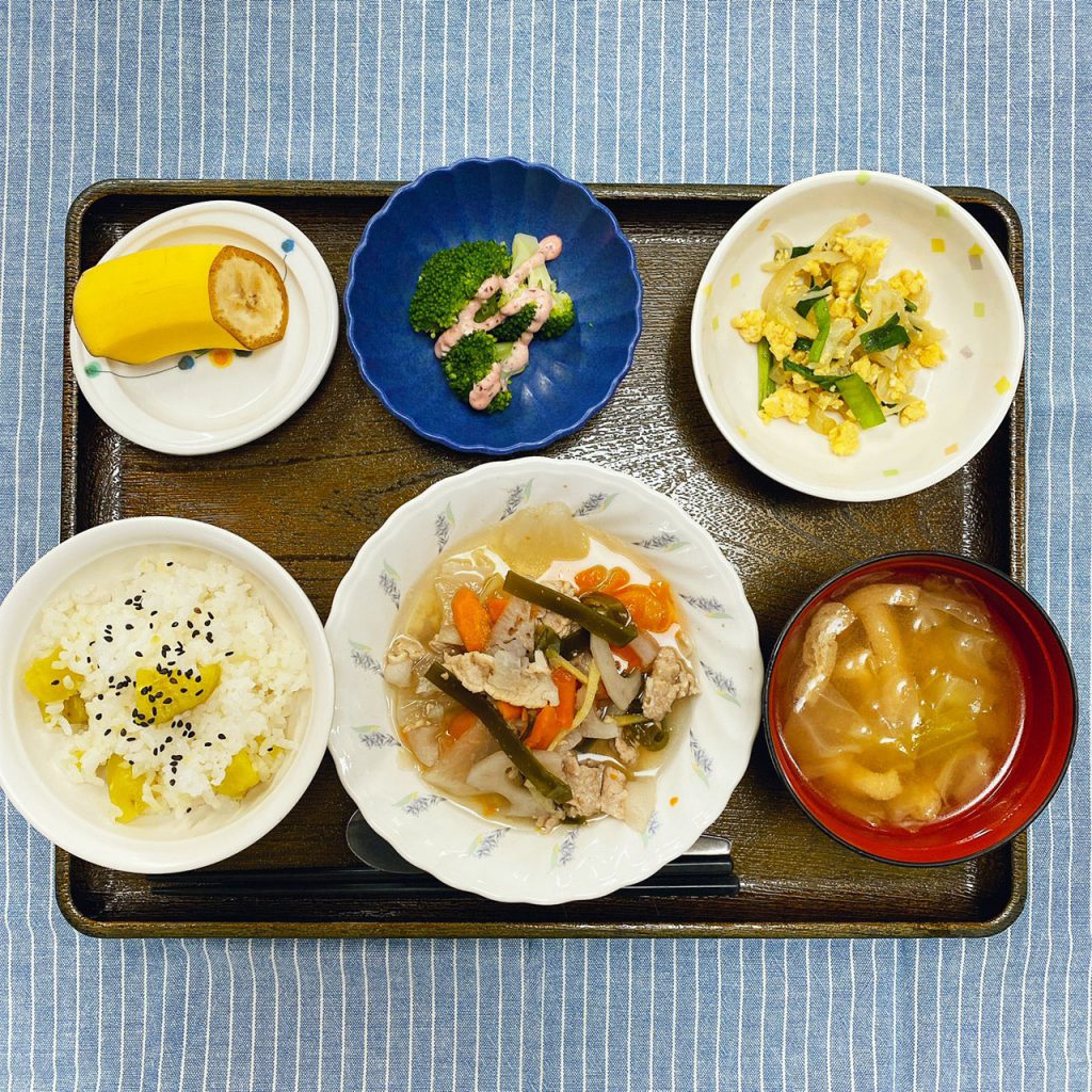 きょうのお昼ごはんは、和風ポトフ・玉ねぎの卵とじ・梅マヨ和え・みそ汁・くだものでした。