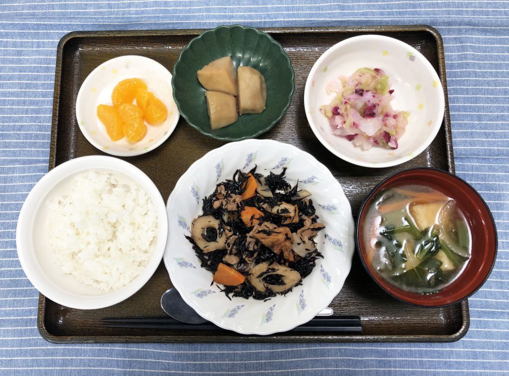 きょうのお昼ごはんは、磯炒め・キャベツとしば漬けのおろし和え・里芋の煮ころがし・みそ汁・くだものでした。