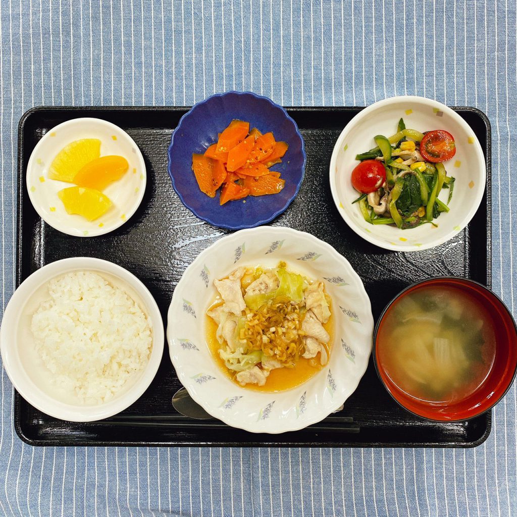 今日のお昼ごはんは、蒸し鶏の油淋鶏風・中華風サラダ・人参の粒マスタード和え・みそ汁・くだものでした。