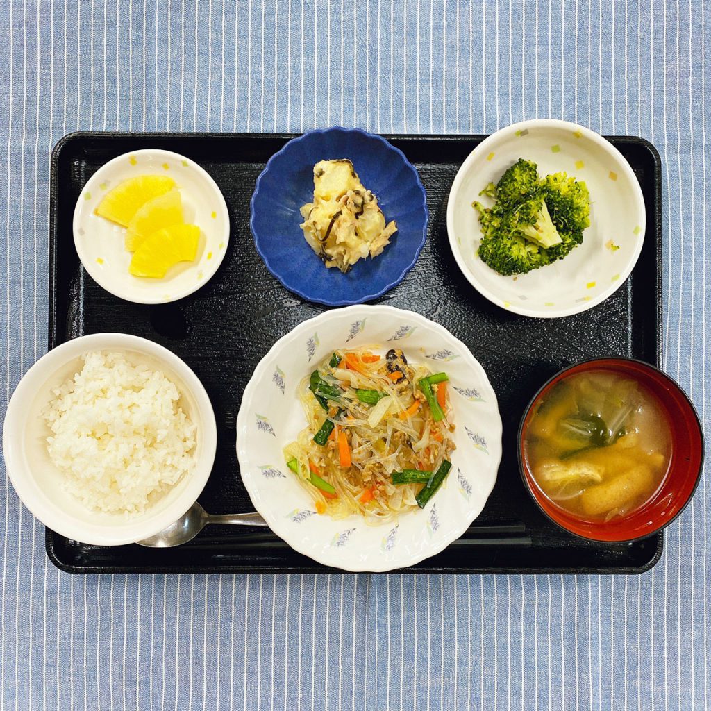 きょうのお昼ごはんは、挽肉と春雨の中華炒め・ごま塩和え・ツナマヨポテト・みそ汁・くだものでした。