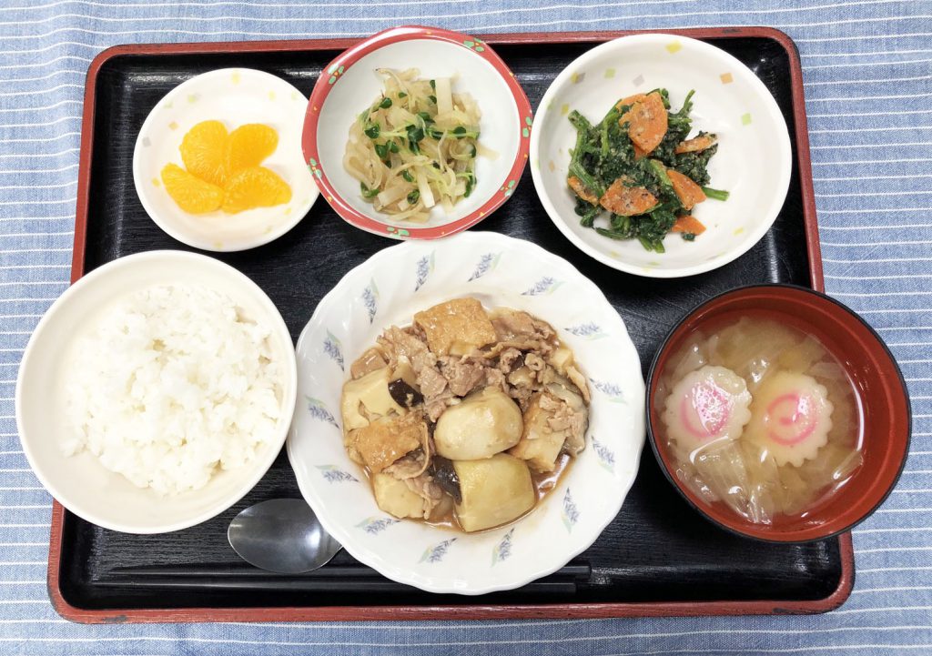 きのうのお昼ごはんは、里芋と厚揚げのこっくり煮・じゃこ大根・ごま和え・みそ汁・くだものでした。