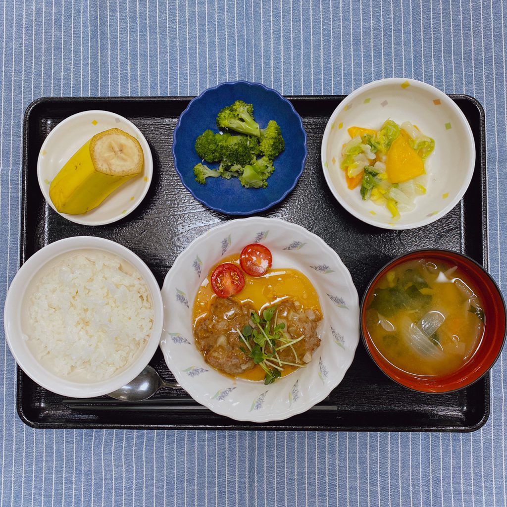 10/15のお昼ごはんは、大根入り豚バーグ・柿と白菜のサラダ・生姜和え・みそ汁・くだものでした。