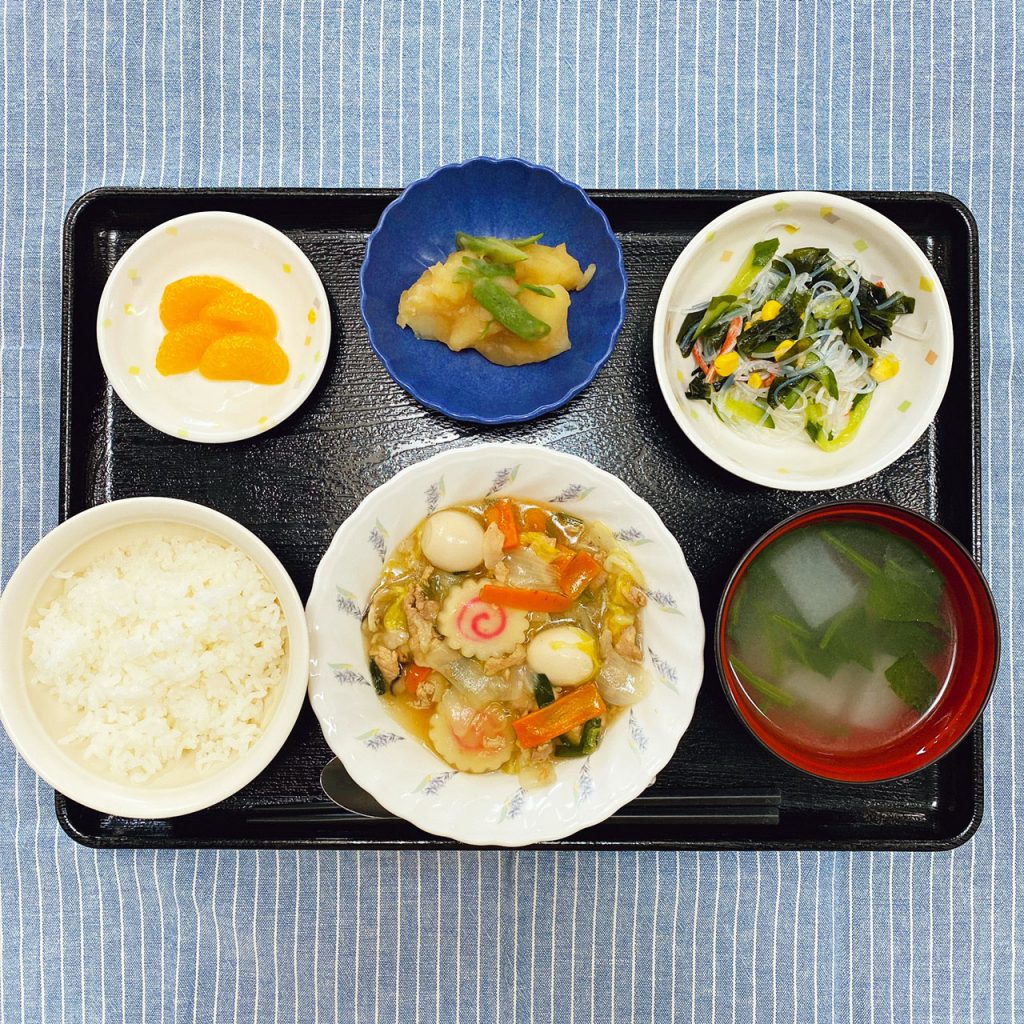 10/16のお昼ごはんは、八宝菜・春雨サラダ・じゃが煮・みそ汁・くだものでした。