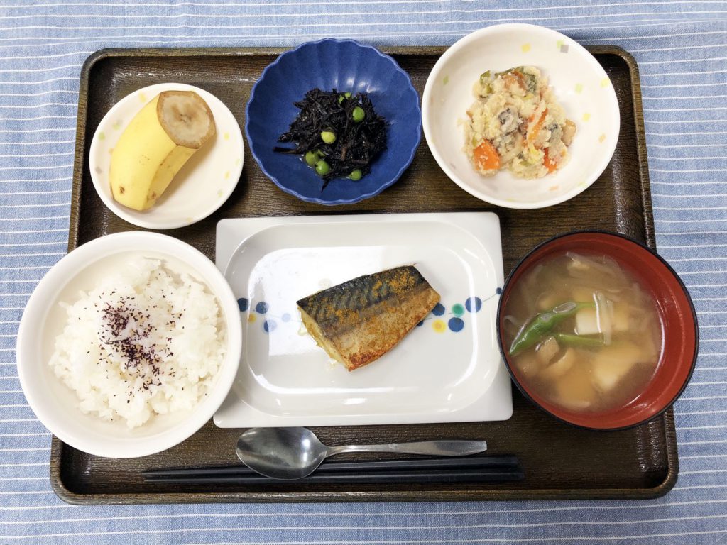 きょうのお昼ごはんは、鯖のカレー風味焼き・炒りおから・酢の物・みそ汁・くだものでした。