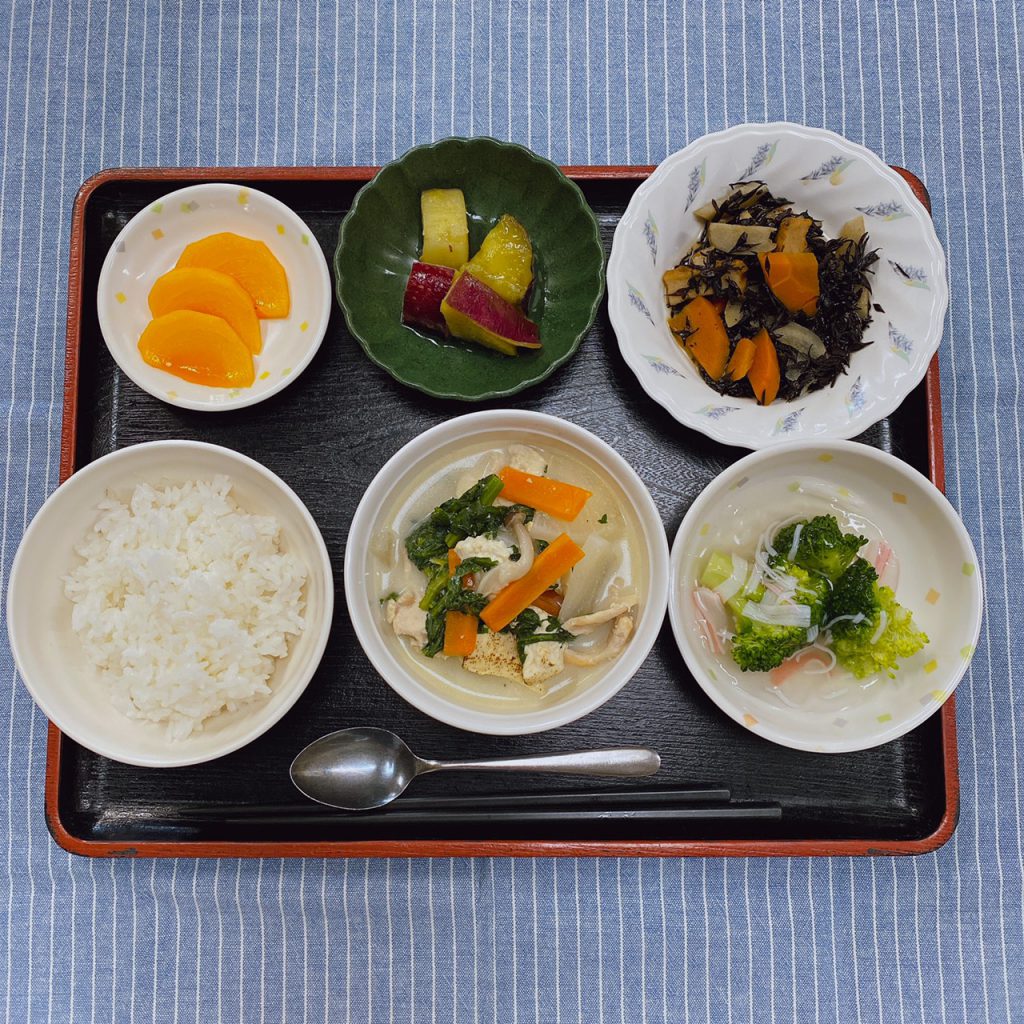 きょうのお昼ごはんは、豆乳風鍋・ひじき煮・かにかまあん・くだものでした。