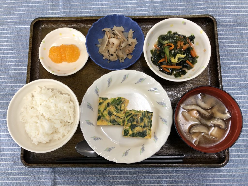 きのうのお昼ごはんは、和風チーズオムレツ・わかめサラダ・根菜きんぴら・みそ汁・くだものでした。