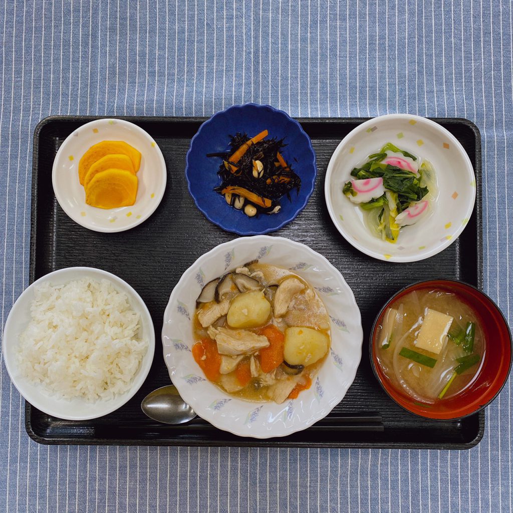 きょうのお昼ごはんは、吉野煮・煮浸し・大豆と人参のサラダ・みそ汁・くだものでした。