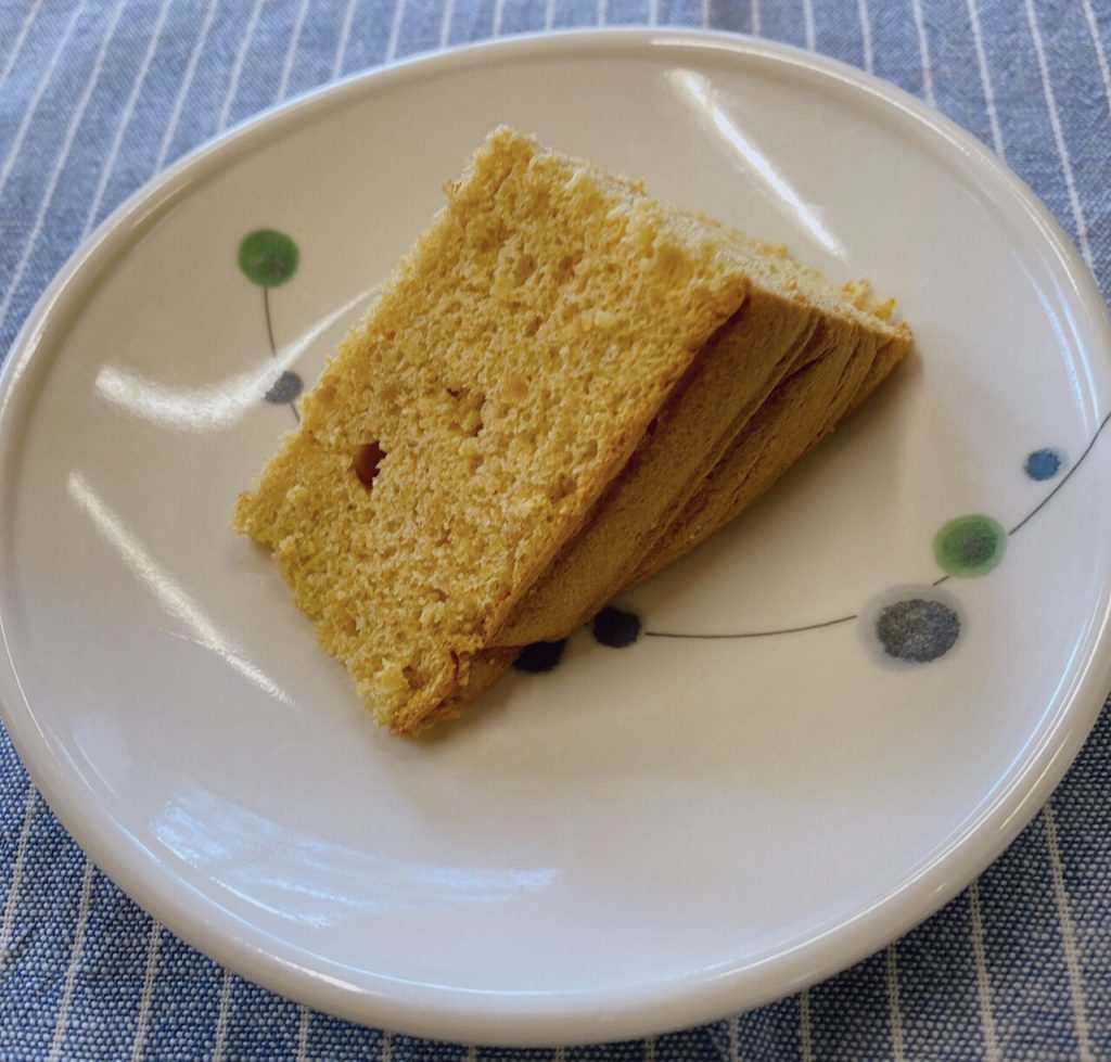 きのうのおやつは、豆腐ときな粉のケーキでした。