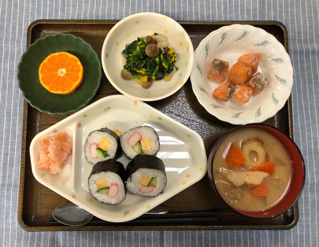 きょうのお昼ごはんは、文化の日メニューです。のり巻き・鮭コロコロ揚げ・黄菊の和え物・粕汁・くだものでした。