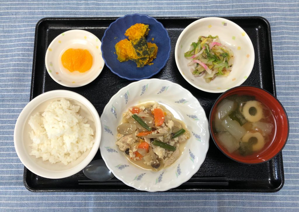 きょうのお昼ごはんは、入り豆腐・梅おかか和え・かぼちゃ煮・みそ汁・くだものでした。