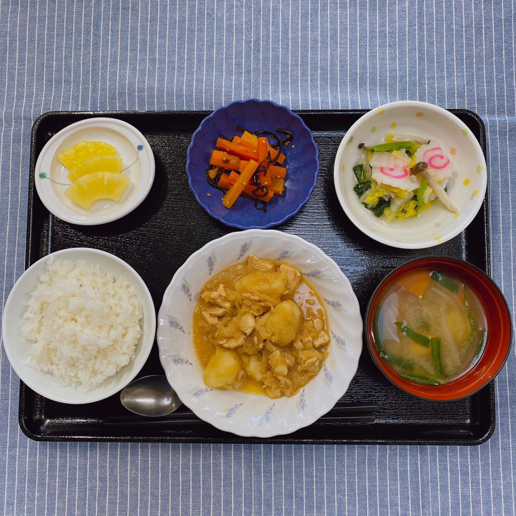 きょうのお昼ごはんは、鶏肉とじゃが芋のみそ煮込み・煮浸し・塩昆布和え・みそ汁・くだものでした。