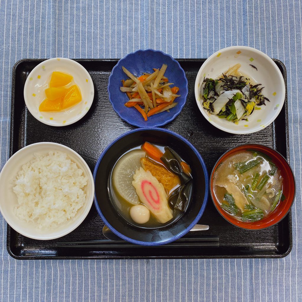 きょうのお昼ごはんは、煮込みおでん・ひじき煮・きんぴら・豚汁・くだものでした。