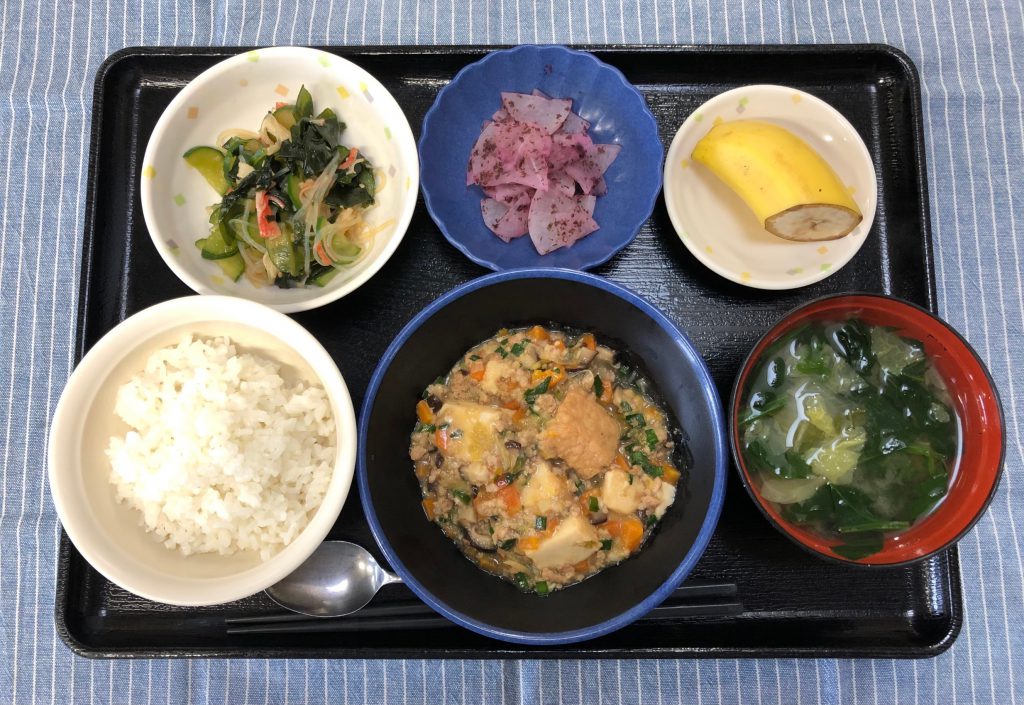 きょうのお昼ごはんは、家常豆腐・春雨の酢の物・ゆかり大根・みそ汁・くだものでした。