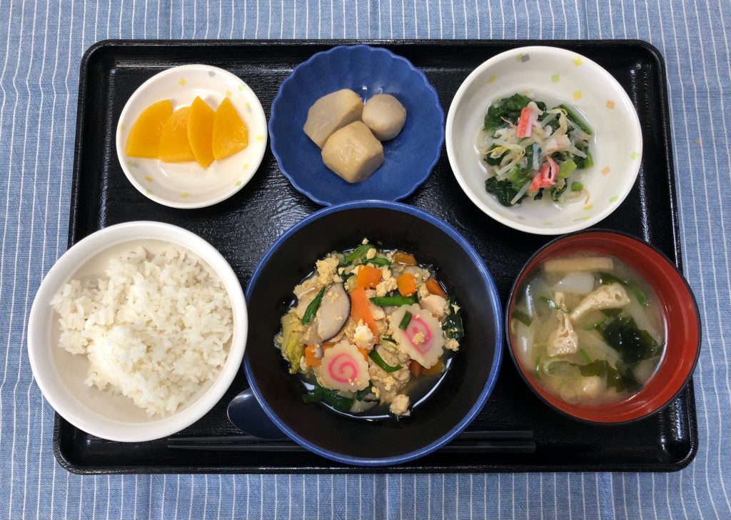 　　きょうのおひるごんは、親子煮、おろし和え、煮ころがし、みそ汁、果物	でした