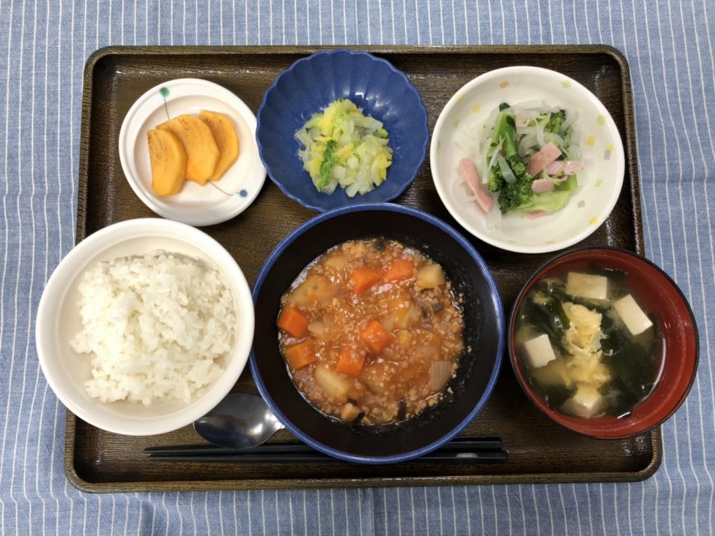 今日のお昼ごはんは、挽肉と野菜のケチャップ煮・大根のサラダ・浅漬け・みそ汁・くだものでした。