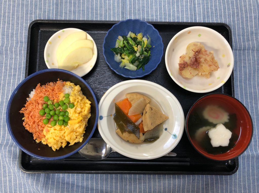 今日のお昼ごはんは、三食丼・がんもと根菜の含め煮・ごま和え・コンビーフポテト・みそ汁・くだものでした。