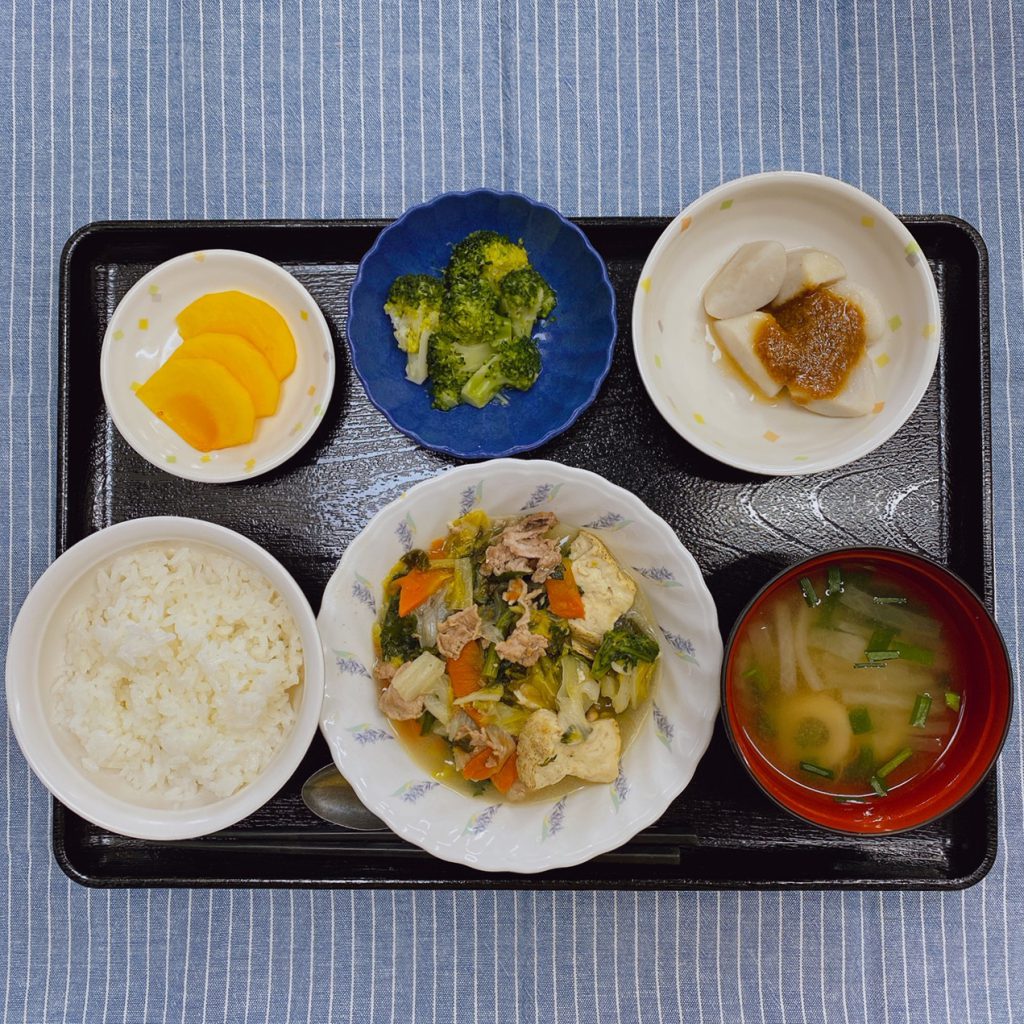 きょうのお昼ごはんは、すき焼き風煮・生姜和え・里芋のみそだれ・みそ汁・くだものでした。