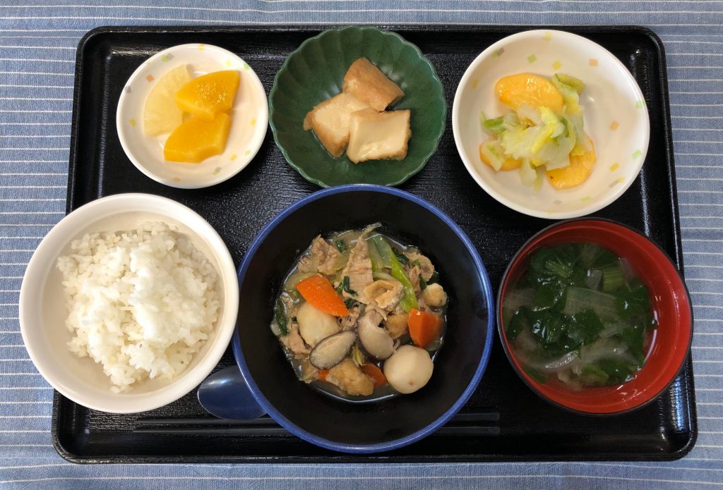 きょうのお昼ごはんは、芋炊き・柿と白菜のサラダ・厚揚げ煮・みそ汁・くだものでした。