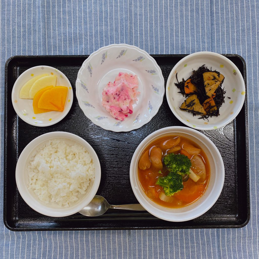 きょうのお昼ごはんは、ウインナーと野菜のスープ煮・しば漬けポテト・含め煮・みそ汁・くだものでした。