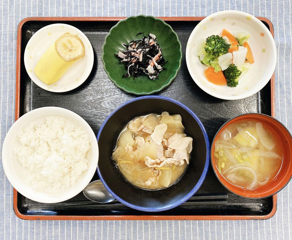 きょうのお昼ごはんは、豚肉と大根の柚子味噌煮・わさび和え・ひじきの酢の物・みそ汁・くだものでした。