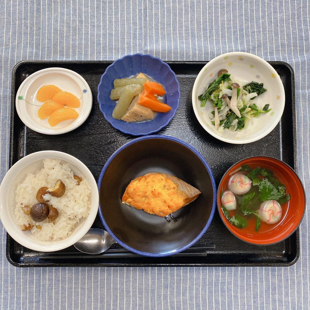 今日のお昼ごはんは、栗おこわ・鮭のもみじ焼き・ゆず浸し・煮物・お吸い物・くだものでした。