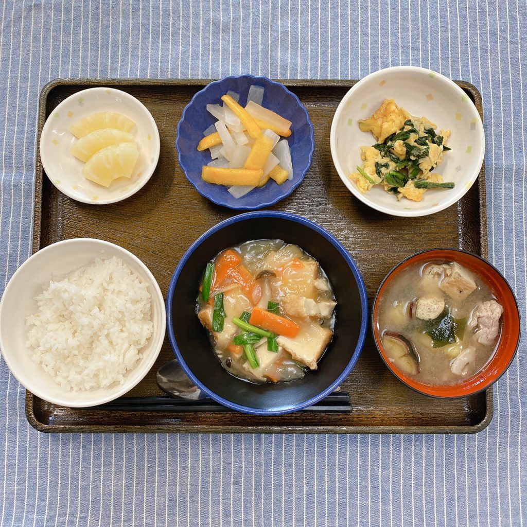 きのうのお昼ごはんは、厚揚げのあんかけ煮・ほうれん草の卵炒め・柿なます・みそ汁・くだものでした。