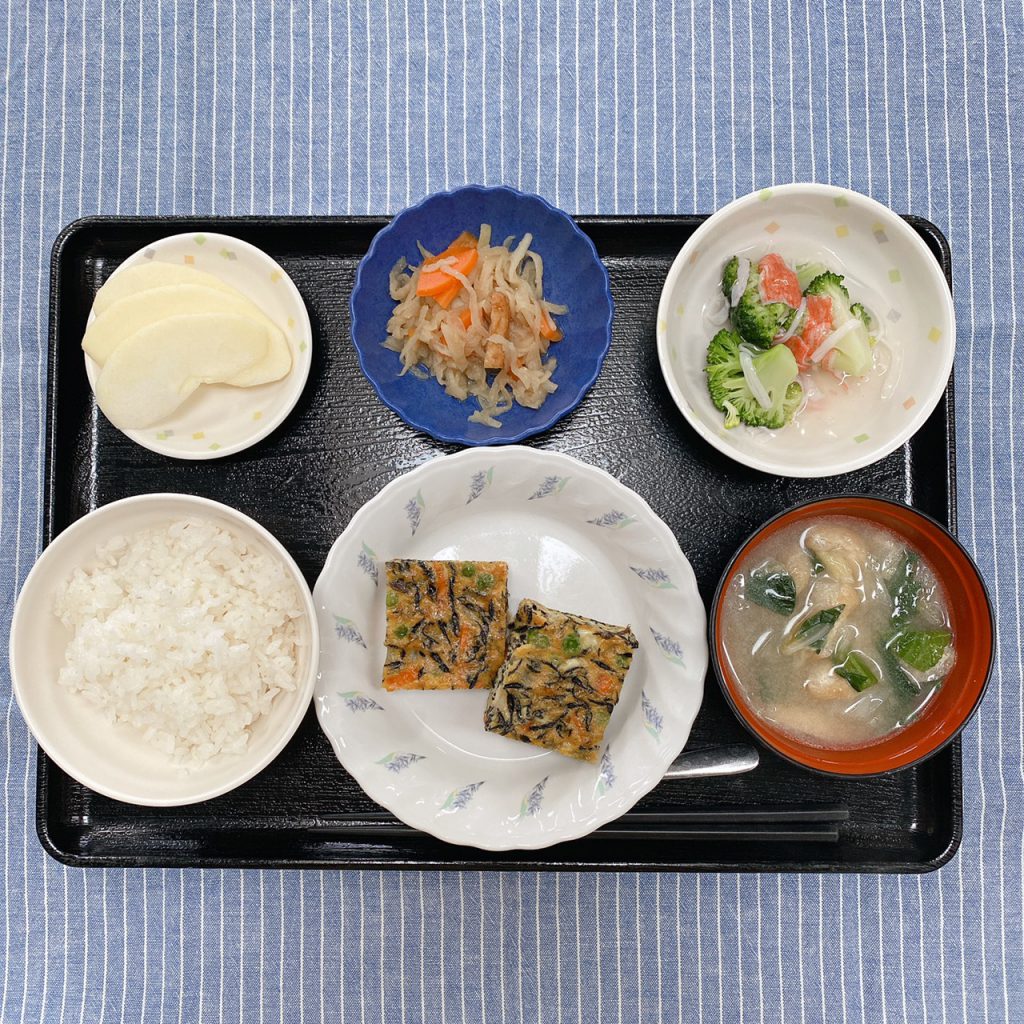 きのうのお昼ごはんは、五目卵焼き・切り干し煮・ブロッコリーのかにかまあん・みそ汁・くだものでした。