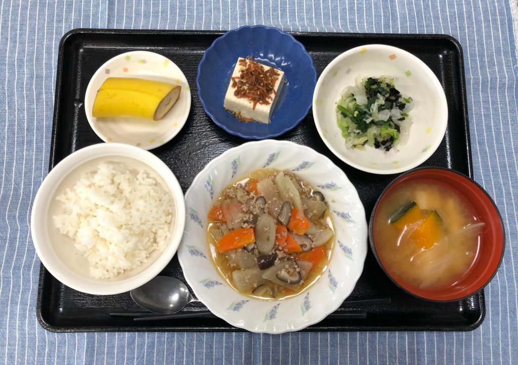 きょうのお昼ごはんは、根菜のそぼろ煮・焼きのり和え・煮奴・みそ汁・くだものでした。