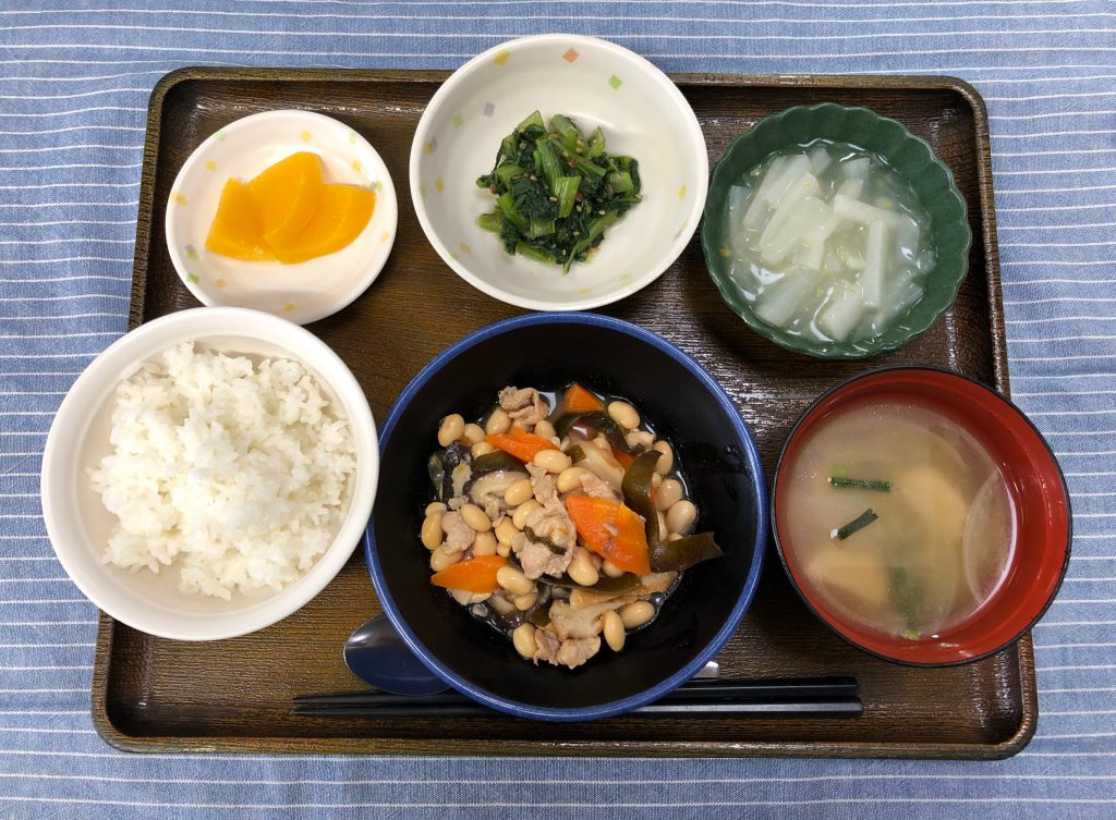 きょうのお昼ごはんは、大豆五目煮・おかか和え・大根のゆずあん・みそ汁・くだものでした。