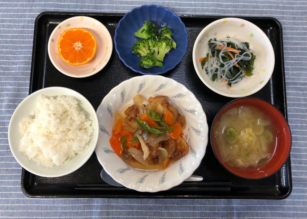 きょうのお昼ごはんは、唐揚げの甘酢野菜・春雨の酢の物・生姜和え・みそ汁・くだものでした。