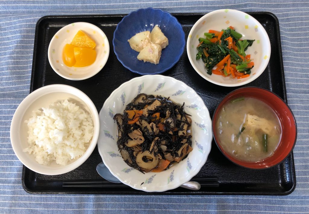 きょうのお昼ごはんは、磯炒め・小松菜と人参のごま和え・ツナマヨおじゃが・みそ汁・くだものでした。