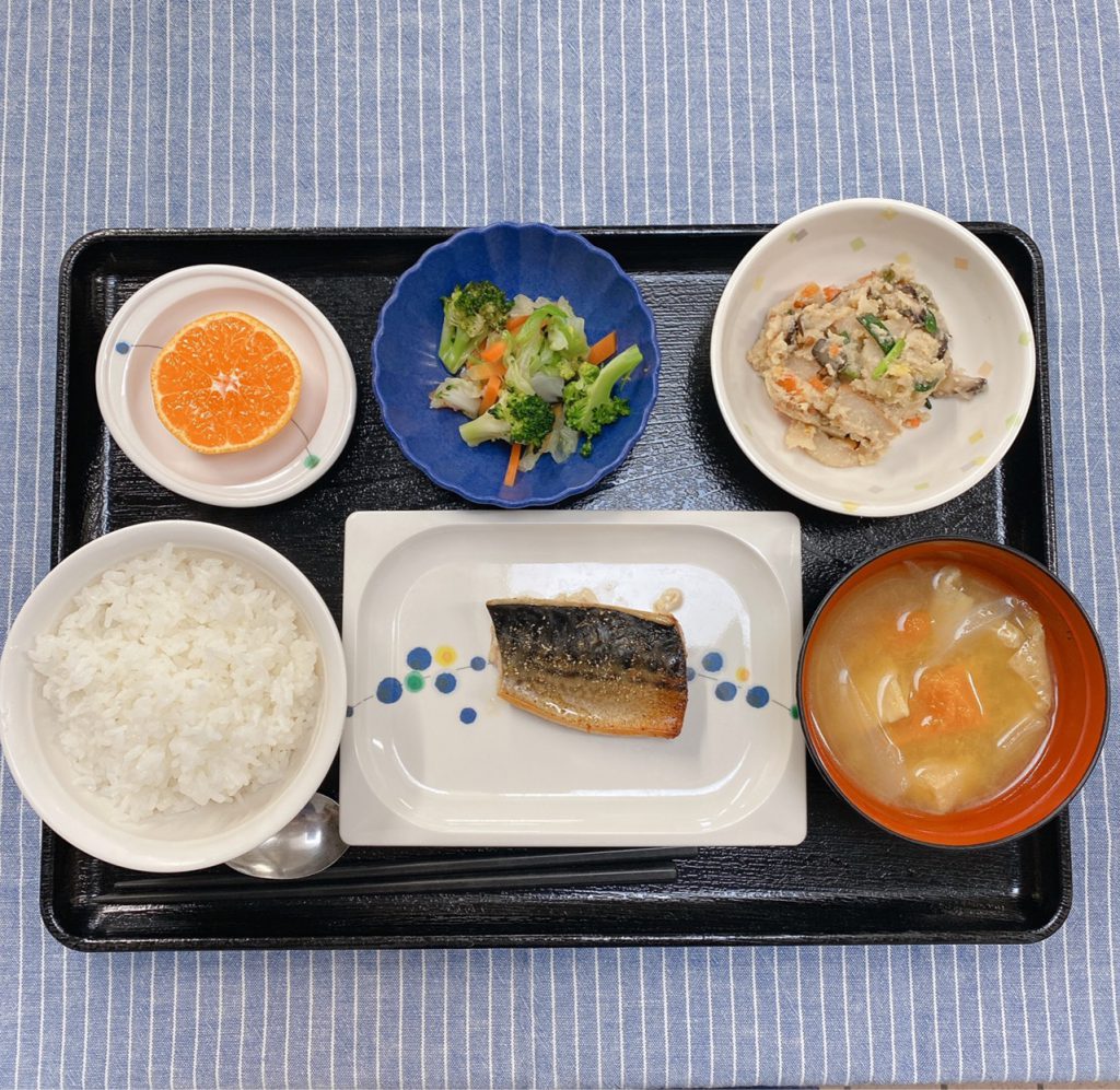 きょうのお昼ごはんは、鯖の山椒焼き・炒りおから・和え物・みそ汁・くだものでした。