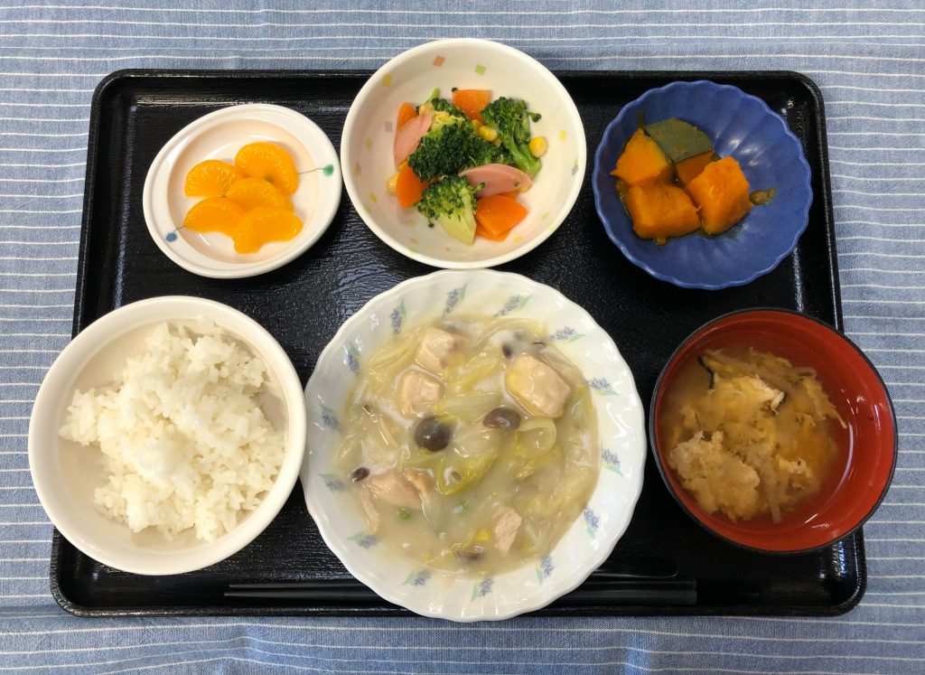 きょうのお昼ごはんは、鶏肉と白菜のクリーム煮・カラフルサラダ・かぼちゃ煮・みそ汁・くだものでした。