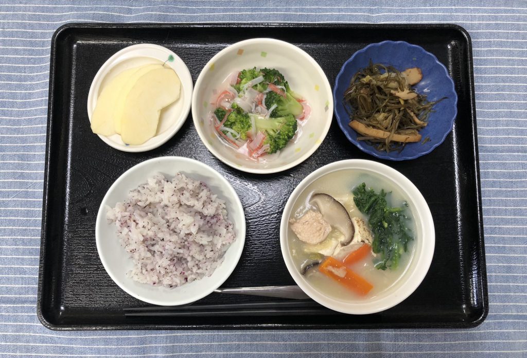 きょうのお昼ごはんは、豆乳鍋風・煮浸し・かにかまあん・ゆかりごはん・くだものでした。