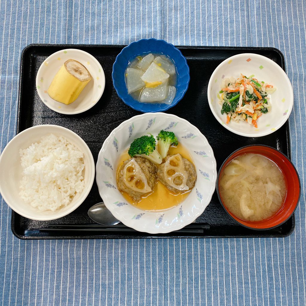 きのうのお昼ごはんは、れんこん入りﾊﾝﾊﾞｰｸﾞ・和風ｺｰﾙｽﾛｰ・ゆずあん・みそ汁・果物でした。