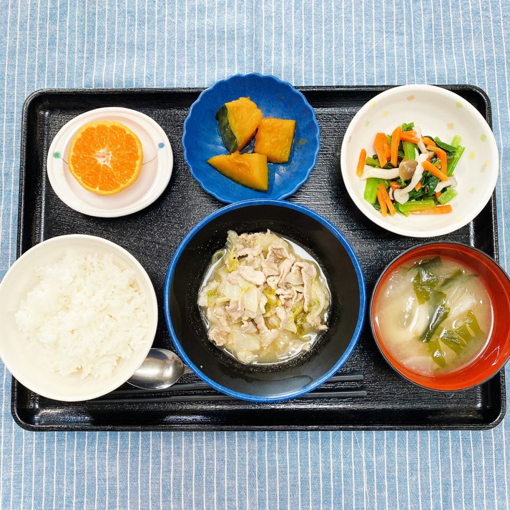 きょうのお昼ごはんは、豚肉と白菜のごま煮・三色ナムル・かぼちゃ煮・みそ汁・果物でした。