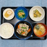きのうのお昼ごはんは、筑前煮・わかめの卵焼き・水菜のからし酢みそがけ・みそ汁・くだものでした。