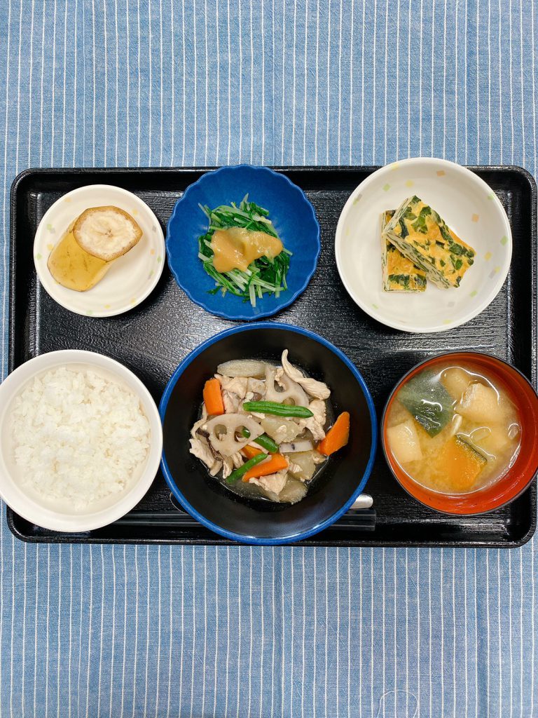 きのうのお昼ごはんは、筑前煮・わかめの卵焼き・水菜のからし酢みそがけ・みそ汁・くだものでした。