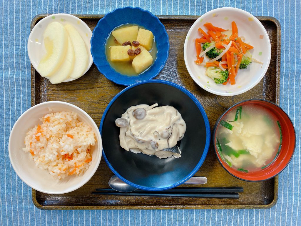 きょうのお昼ごはんは、鰆の和風きのこｸﾘｰﾑ・さつま芋のオレンジ煮・ﾌﾞﾛｯｺﾘｰと人参の和え物・みそ汁・果物でした。