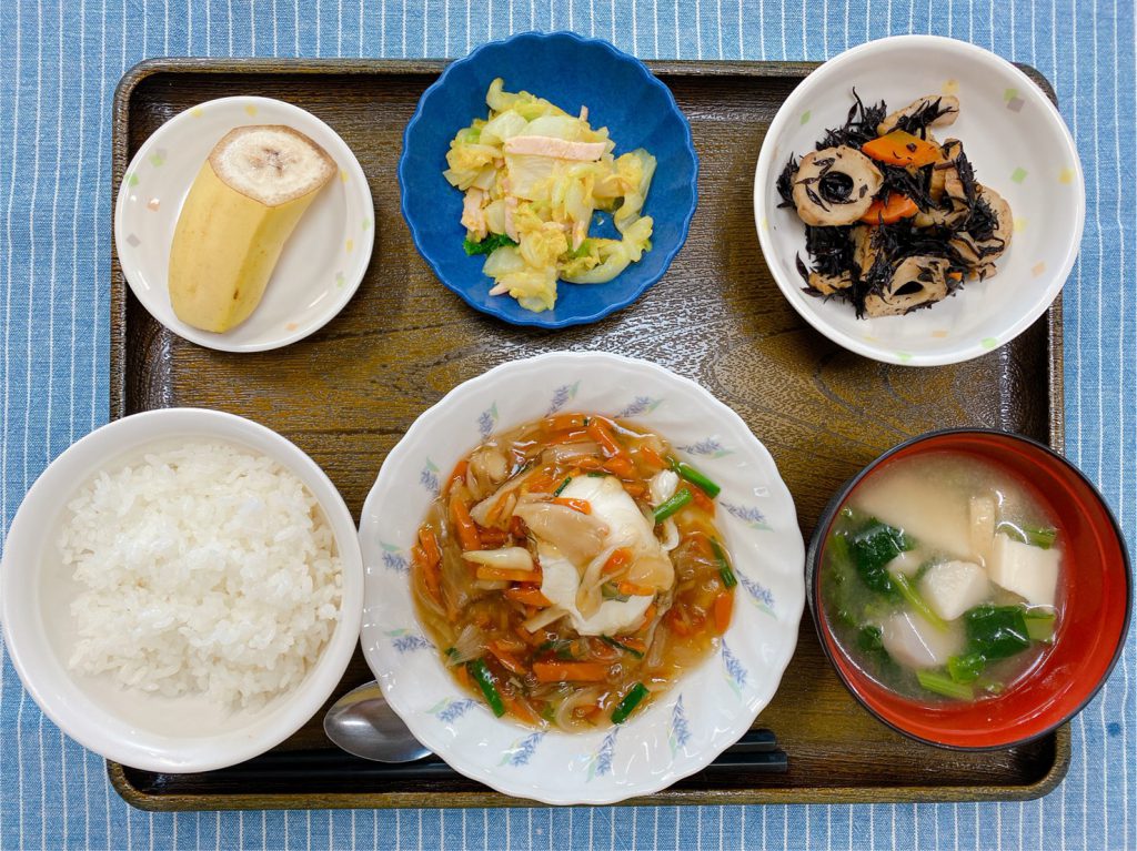 きょうのお昼ごはんは、落とし卵の野菜あんかけ・ハムと白菜のｶﾚｰ和え・ひじき炒め・みそ汁・果物でした。