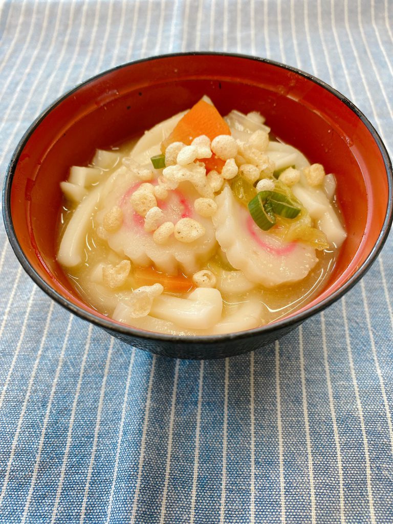 きょうのおやつは、みそ煮込みうどんでした。