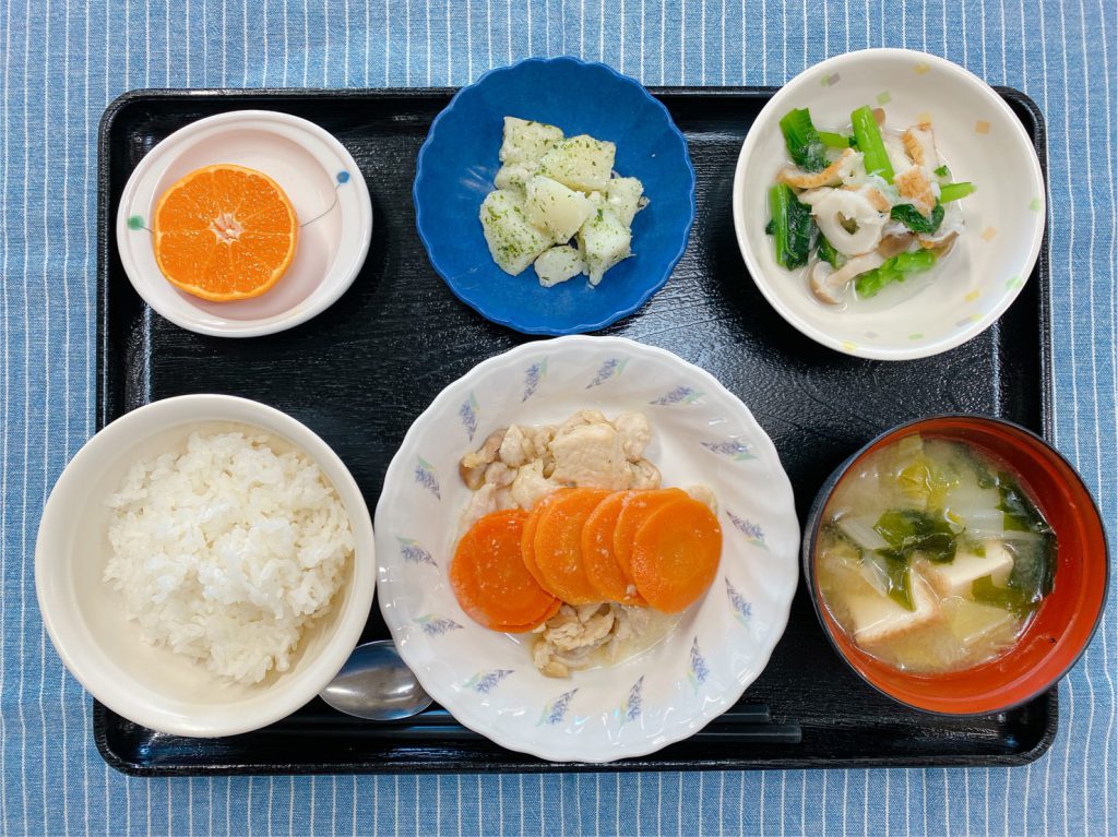 きょうのお昼ごはんは、鶏肉と人参の重ね蒸し・具沢山おろし・のり塩ポテト・みそ汁・果物でした。