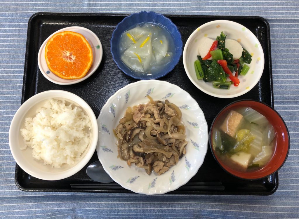 今日のお昼ごはんは、　豚肉ときのこの炒め物・つぶし里芋和え・ゆず大根・みそ汁・果物でした。