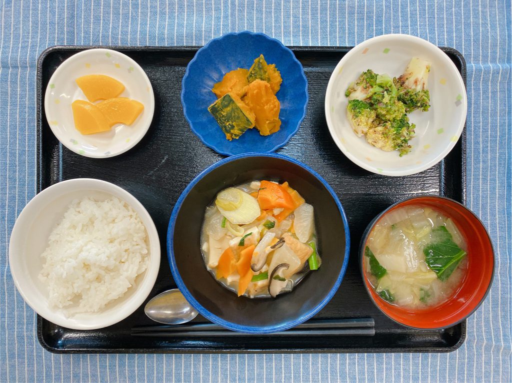 きょうのお昼ごはんは、けんちん煮・ブロッコリーの梅おかか和え・煮物・みそ汁・果物でした。