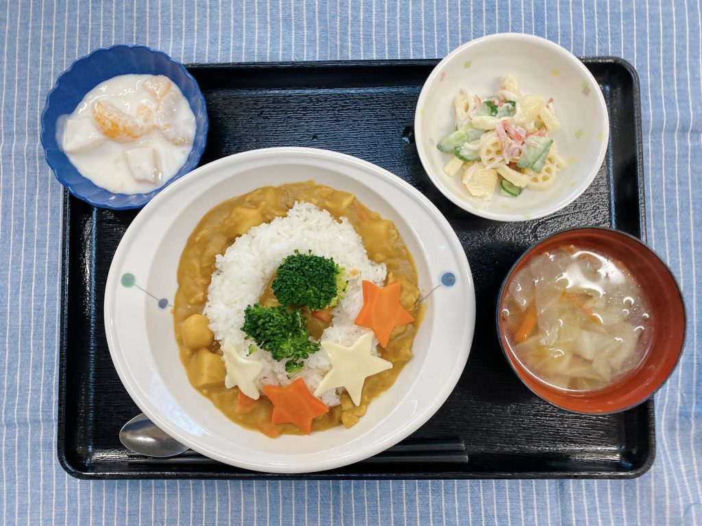 きょうのお昼ごはんは クリスマスお星カレー サラダ スープ フルーツヨーグルトでした